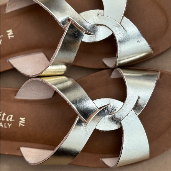 Bella Vita Women's Metallic Gold Sandals - Picture 2 of 3